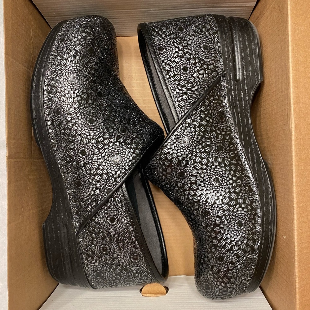 Dansko ProXP clog black medallion size 40